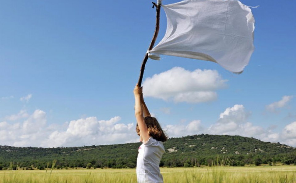 weisse flagge und mädchen