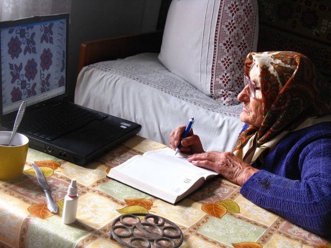 Russland Frau Komputer handarbeit