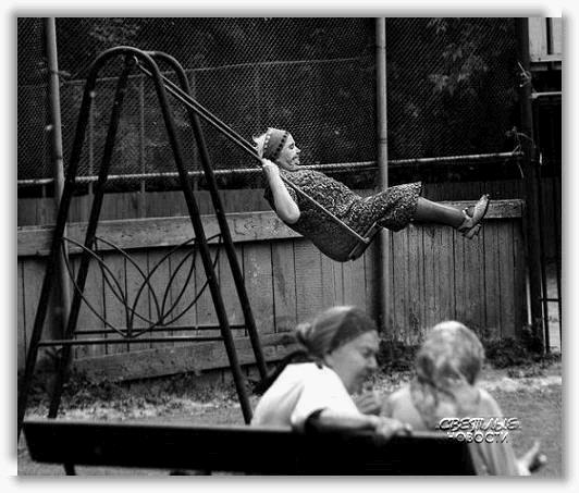 Russin auf der Schaukel