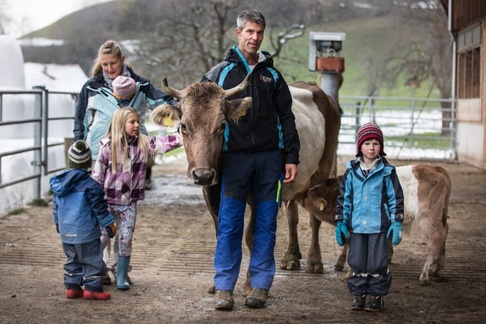 Yvonne und Toni mit ihrer Familie
